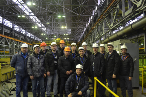 作为我中心继续教育课程的一部分来自Gazpromneft Khantos，Gazpromneft Yamal，Gazpromneft Orenburg，Gazpromneft Vostok和Messoyakhaneftegaz企业学员在NAO“压缩机综合体”参观，在照片中，学生与中心主任S.V.卡尔塔索夫和NAO“压缩机制造厂” 商务总监 V.V.杰尼森科在一起。
