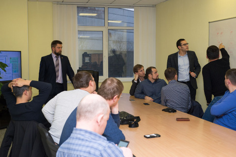 作为研究和工程中心继续教育课程的一部分，来自Gazprom Neft及其子公司的学生在NAO Compressor Complex的领导下举行了见面会。 讨论了有前景的多轴压缩机布局。
