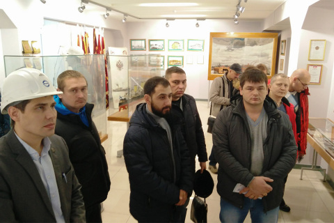 来自于RN-Vankor公司的科学和工程中高级培训课程学员在参观列宁涅瓦工厂博物馆(REP Holding)