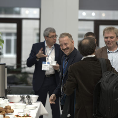 2019年研讨会：咖啡休息时间。NPO Iskra 代表 S.V. 卡西亚诺夫和S.V. 日尼霍夫和SKF 集团代表A.A. 古拜都灵