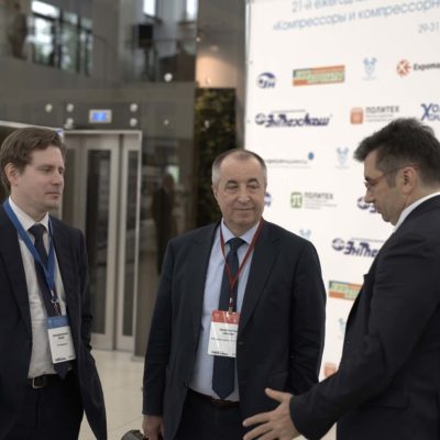 2019年专题讨论会：专题讨论会的参与者 ， 从左到右：压缩机公司代表 - A.V. 布 拉科夫，俄罗斯天然气工业股份公司 transgaz（圣彼得堡）代表S.I. 赛琴科，俄罗 斯天然气工业设计股份公司A.A. 索洛马特 尼科夫