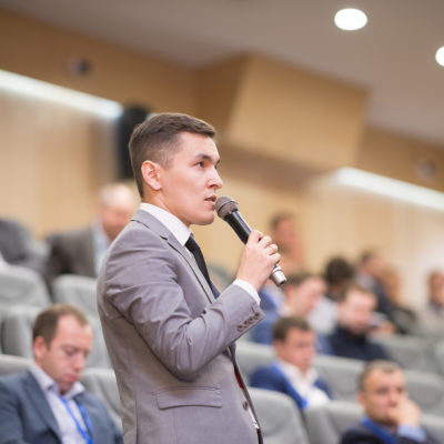 2018年研讨会：RN-Vankor 公司的天然气 制备和压缩部门副负责人A.A.比克蒂米罗 夫向演讲者提问。