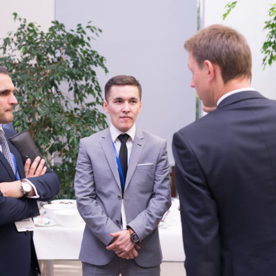 2018年研讨会：咖啡休息时间的讨论。从 左至右：“ UEC燃气轮机”代表S.V. 尼基 丁，“ Gazpromneft STC”公司代表V.V.加里宁 ，“ RN-Vankor”公司代表A.A. 比克蒂米罗夫 ，GE Rus公司代表A.D.乌斯秋扎宁