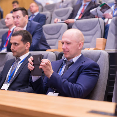 2018年研讨会：研讨会的参与者V.V.加里 宁（Gazpromneft STC）和I.V.萨玛达克（俄 罗斯天然气工业股份公司）