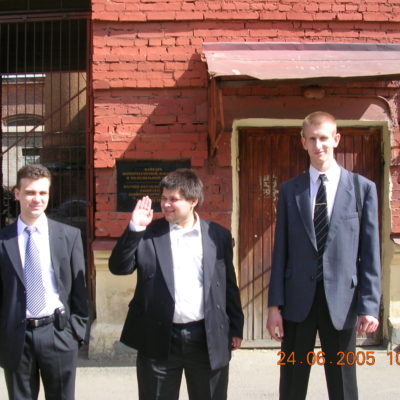从左至右：Yuri Kozhukhov，Alexander Lebedev和Sergey Kartashov-圣彼得堡国立理工大学压缩机，真空和制冷工程系的本科生，在他们最后的合格作品答辩当天。 2005年。