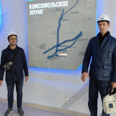 俄羅斯天然氣工業股份公司Transgaz Yugorsk LLC 共青城幹線天然氣管道線性生產局「壓縮機、真空、冷凍設備以及氣體運輸和加工系統」科學和工程組負責人尤里·弗拉基米羅維奇·科茹霍夫(Yuri Vladimirovich Kozhukhov) 與謝爾蓋·弗拉基米羅維奇·卡爾塔紹夫(Sergey Vladimirovich Kartashov)