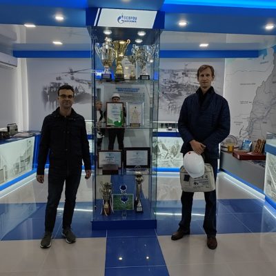 俄羅斯天然氣工業股份公司Transgaz Yugorsk LLC 共青城幹線天然氣管道線性生產局「壓縮機、真空、冷凍設備以及氣體運輸和加工系統」科學和工程組負責人尤里·弗拉基米羅維奇·科茹霍夫(Yuri Vladimirovich Kozhukhov) 與謝爾蓋·弗拉基米羅維奇·卡爾塔紹夫(Sergey Vladimirovich Kartashov)