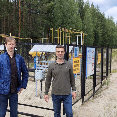 “壓縮機、真空、製冷設備和氣體輸送和處理系統”科學和工程組組長Yu.V. Kozhukhov 和副組長 S.V. Kartashov 在 Igrim-Serov 天然氣管道第 187 公里處。