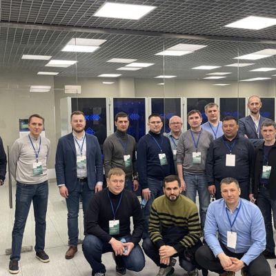 KViHT科学小组负责人Yuri Kozhukhov和该小组副组长Sergey Kartashov，以及Gazpromneft-STC LLC战略会议的参与者和合作大学在理工学院超级计算机中心Gaz人员储备发展框架内的参与者