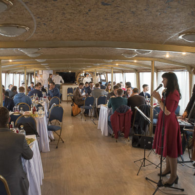 2021 年會議：為與會者舉辦的船上晚宴