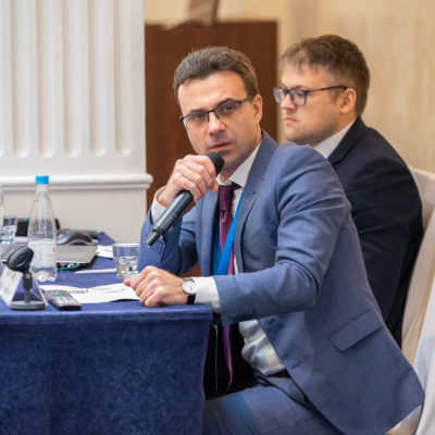 压缩机技术会议2022. 于。会议组委会主席，科学和工程小组"压缩机，真空，制冷设备和气体运输和处理系统"负责人V.Kozhukhov向发言者提出了一个问题。