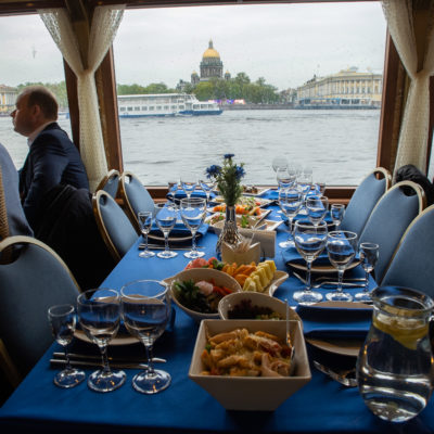 压缩机技术会议2022. 在涅瓦河上的一艘船上为与会者举行晚宴。
