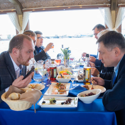 压缩机技术会议2022. 在涅瓦河上的一艘船上为与会者举行晚宴。