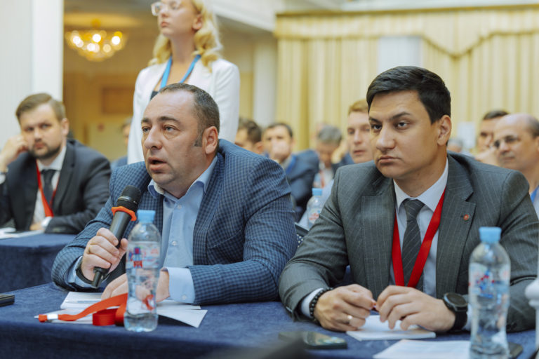 卢克石油乌兹别克斯坦运营公司有限责任公司部门负责人Andrey Rudoy向发言者提出了一个问题