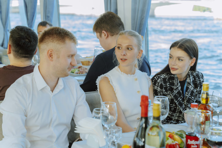 在涅瓦河上的一艘船上为与会者举办宴会。