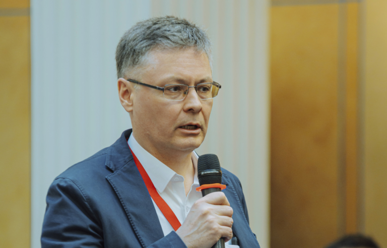 PJSC NOVATEK设备设计和质量控制总监Tagir Nigmatulin向演讲者提出了一个问题